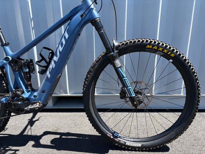 Pivot Shuttle AM Gen 5 Pro XO with 29" Alloy Wheels - Blue - Medium  (Kris, S/N: XC37EAO04238MD)